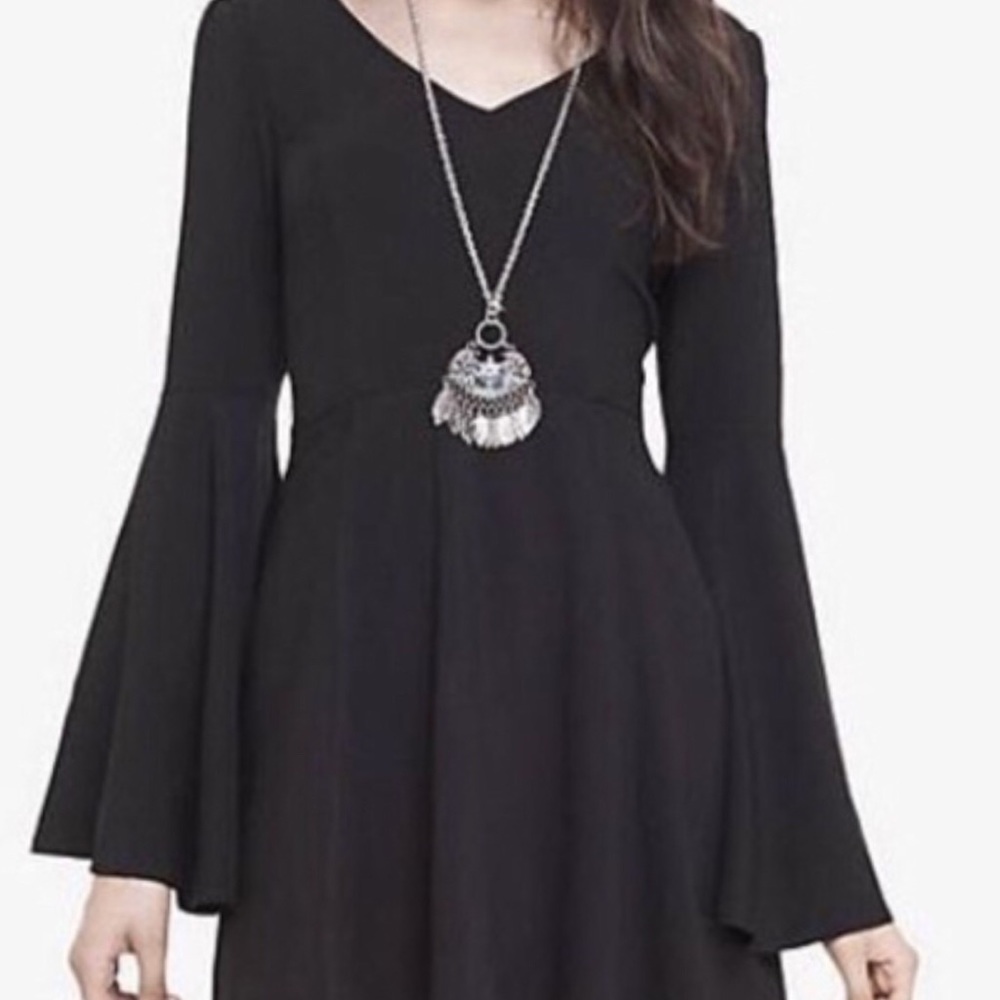 Perfect fall/winter dress! BLACK BELL SLEEVE 🖤